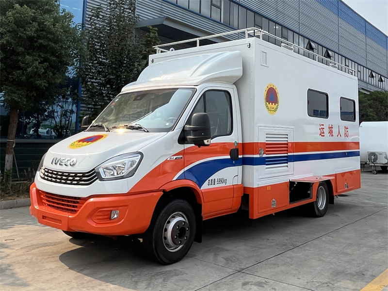 IVECO 4x2 Meal Supply Car Mobile Kitchen Restaurant Fast Food Truck