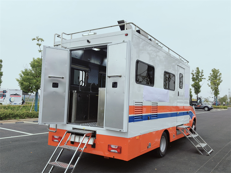 IVECO 4x2 Meal Supply Car Mobile Kitchen Restaurant Fast Food Truck