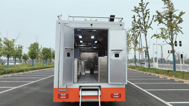 IVECO 4x2 Meal Supply Car Mobile Kitchen Restaurant Fast Food Truck