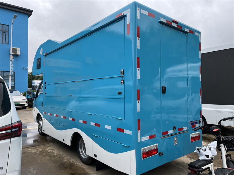Dongfeng 4x2 Small Food Truck Large Space Mobile BBQ Fast Food Vending Cart