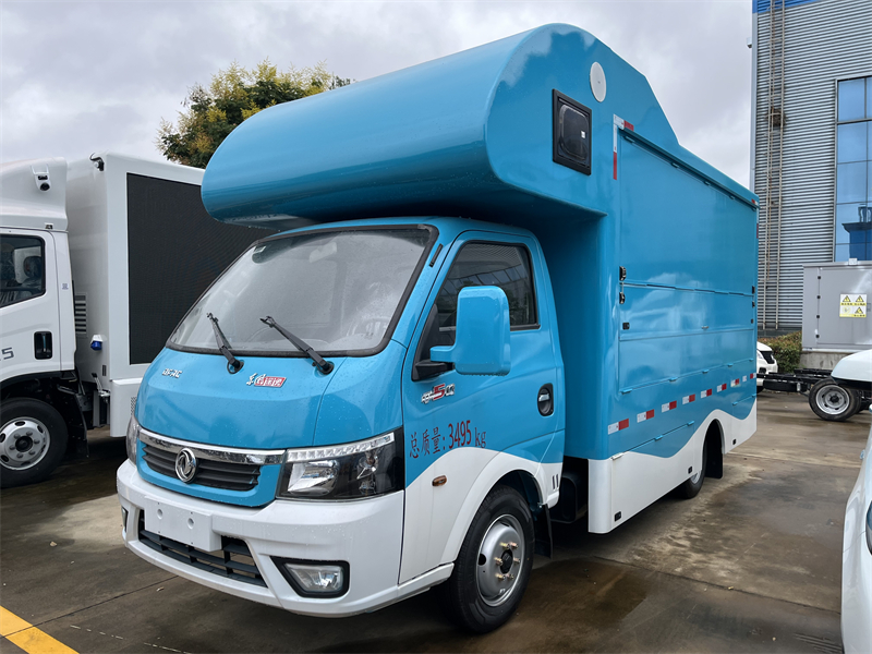 Dongfeng 4x2 Small Food Truck Large Space Mobile BBQ Fast Food Vending Cart